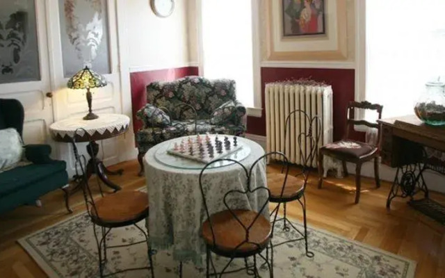 Hickory House Inn