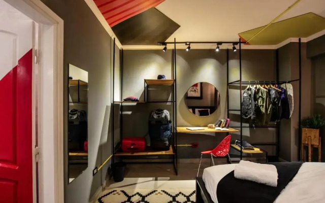 The Terminal 2 Stay - Steps From Nightlife and Airport