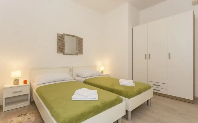 Comfortable Modern Studio With Shaded Patio