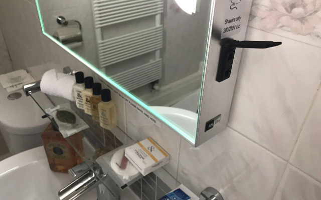 OYO Oakcroft Guest House Manchester Airport