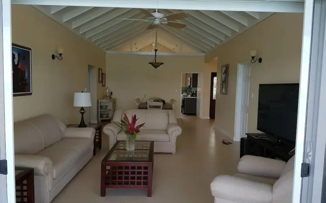 Je Suis Jamaica - 4 B R Beachfront Villa w Staff