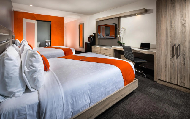 Canoga Hotel at Warner Center