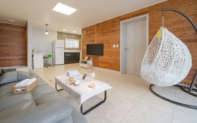 Geoje Beachwhite Pension