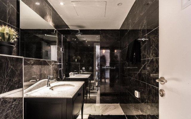 Walk to Beaches from an Arty New-Build Apartment