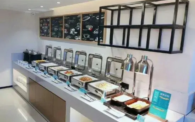 Jiaxing Haiyan Xiaoyu Business Hotel