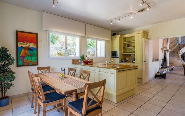 Spacious Villa in La Gaude With Swimming Pool