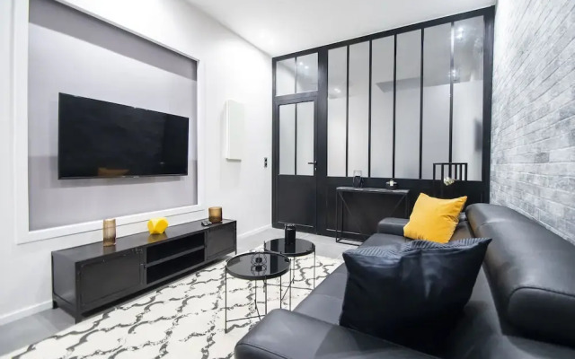 Dreamyflat - facing the Louvre