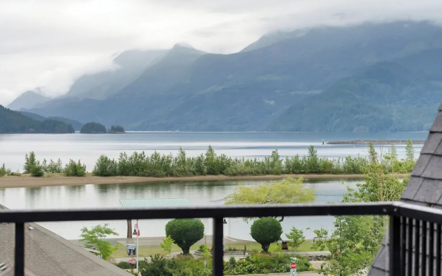 Lakefront Lux 2BR Symphony Of Comfort