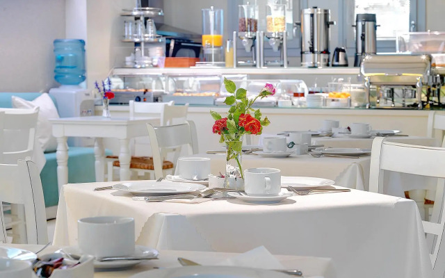 Iria Beach art hotel