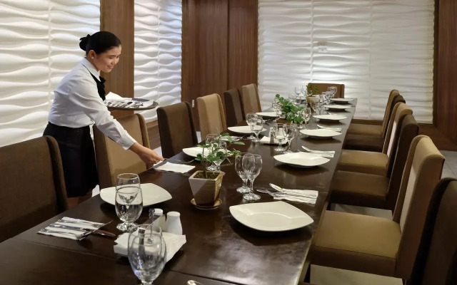Golden Prince Hotel and Suites