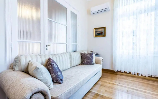 Neoclassical apartment with 3 bedrooms in Piraeus