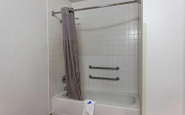 Motel 6 Shaw Ave & Hwy 99