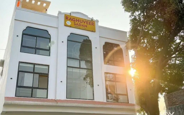 Raghuveer Sadan, Near Ram Mandir - 10 Min Walk