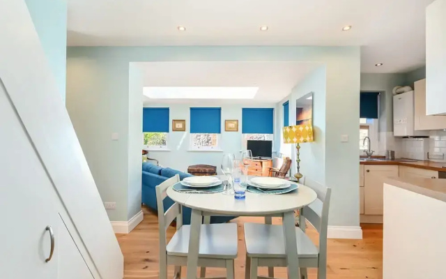 Host Stay Blue Bolthole on Vicarage Lane