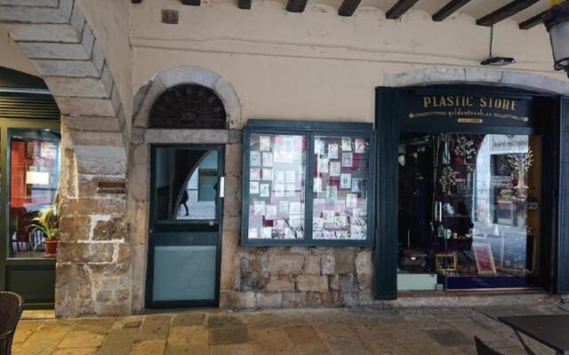 Bravissimo Plaça del Vi, Authentic Historic Apartment