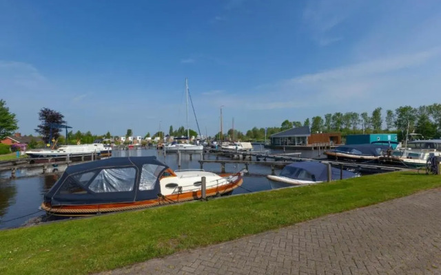 Tranquil Lakeside Stay for 4 Guests