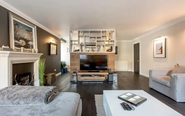 Luxury West End Apt. W/ Private Patio & Parking!