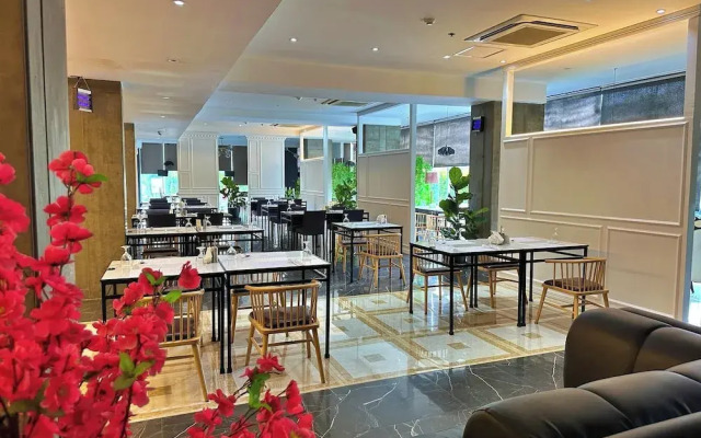 Hevea Hotel & Resort