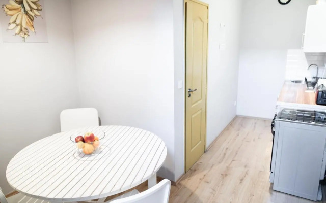 KLAU10 Studio Apartment In Party District.