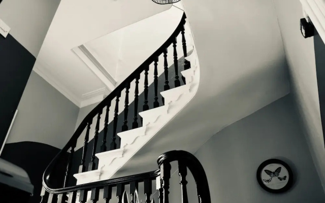 Boutique Apartment - Sleeps 6 & Free Parking