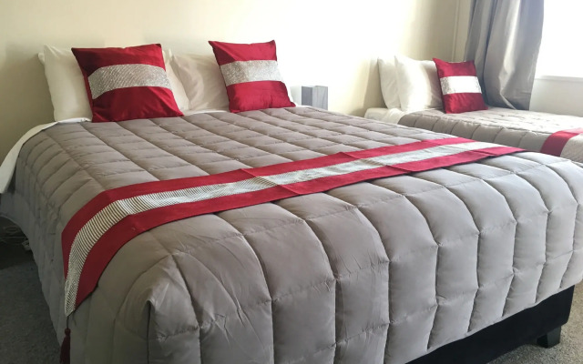 Colonial Lodge Motel