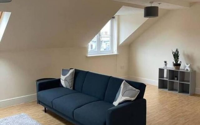 Central top Floor 2-bed Apartment in Swindon