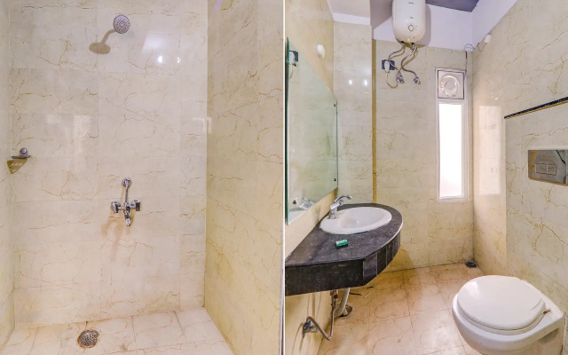 Capital O 70138 Hotel Jayati Oasis Inn