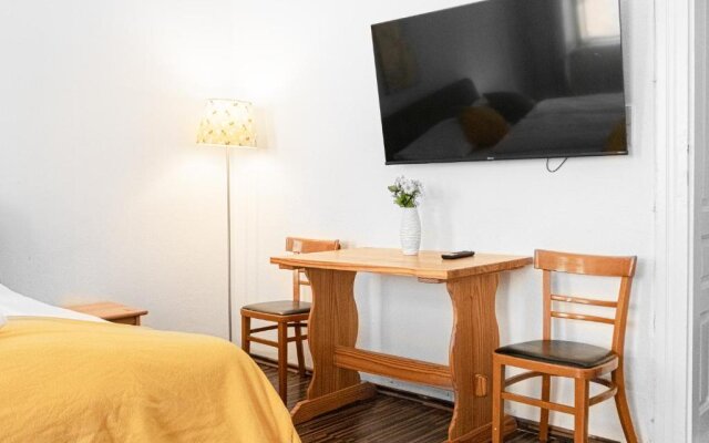 Vivid King Bed Apt - 12 minutes from City Center