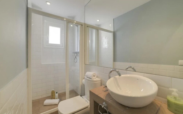 Artistic 3 Bedroom Flat With Balcony in Gracia