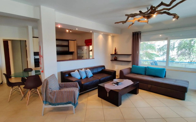 Quiet luxury apartment near city center and port