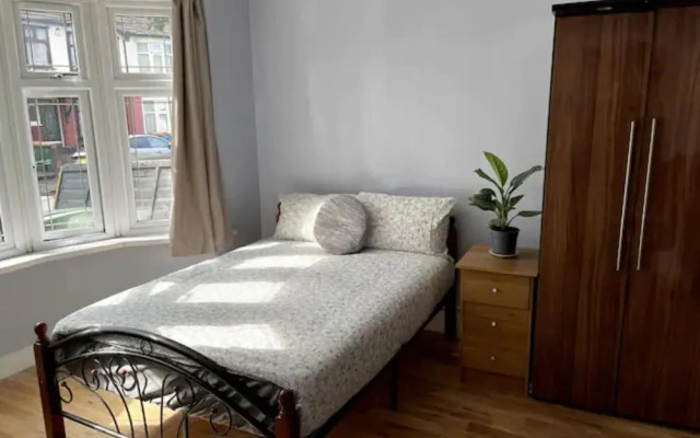 Modern 5 Bedroom Family House - 18 Mins to Station