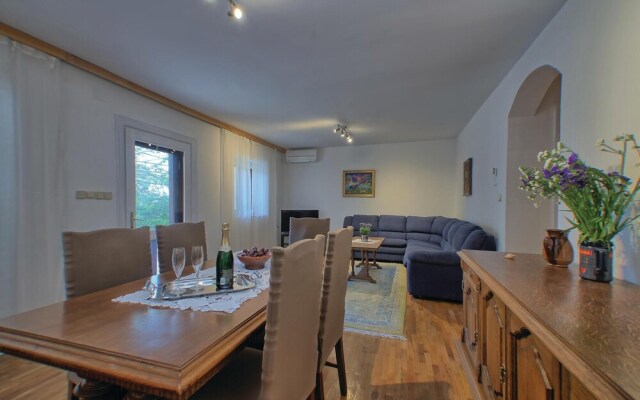 Stunning Home in Prizba With Wifi and 6 Bedrooms