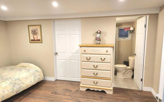 Cozy spacious Apt In Laval, Greater Montreal