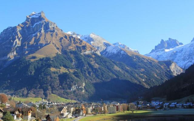 Wunderstay Alpine 303 New Studio with Lake & Mountain View