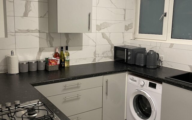 Walk to Lcy Airport/ Excel /dlr 1Br Flat