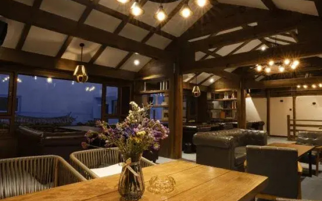 Lijiang Yage Bieyuan Homestay (Gucheng Bailong Cultural Square)