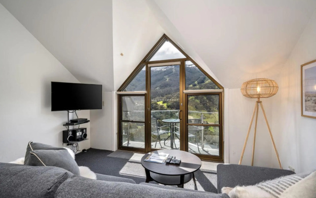 Lantern 1 Bedroom Balcony with Sweeping Mountain View