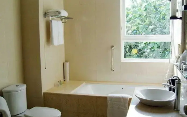 Days Hotel & Suites
