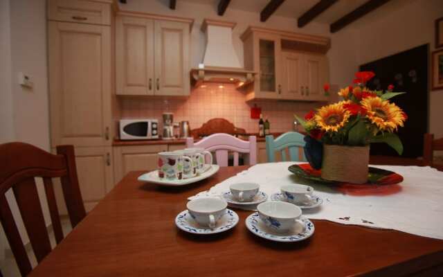 Cozy Villa With Large Garden Near the Beach