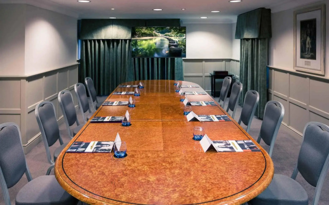 Sunday Box Hill Burford Bridge Hotel