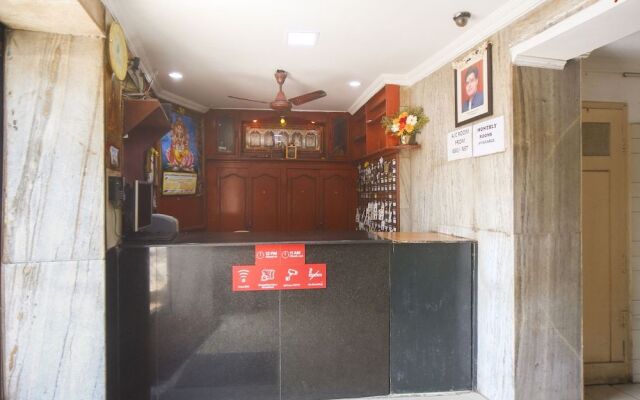 OYO 61379 Golden Cafe Boarding & Lodging