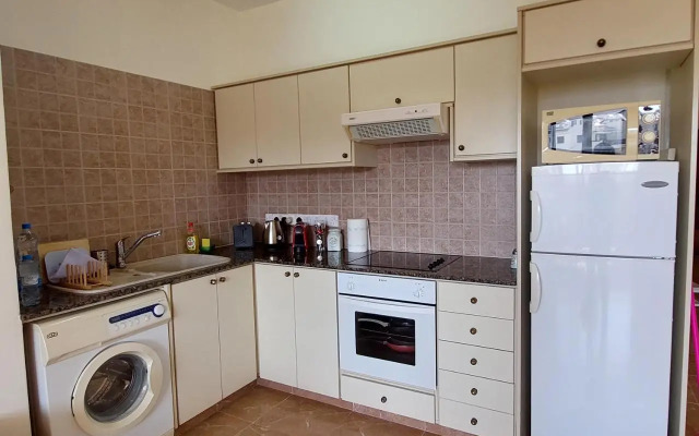 Queens Gardens suite by the sea, pool and mall