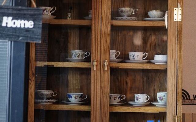 Mrs＇ X Coffee Hotel