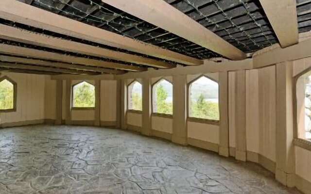 HIGHLANDS CASTLE overlooking Lake George.. plus 2 other Castles!