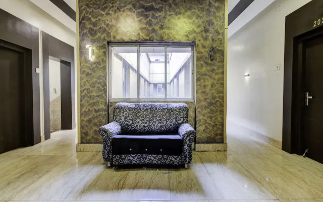 OYO 22530 Savoy Hotel