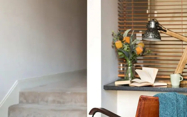 1-bedroom Unit in Classic Melbourne CBD Building!