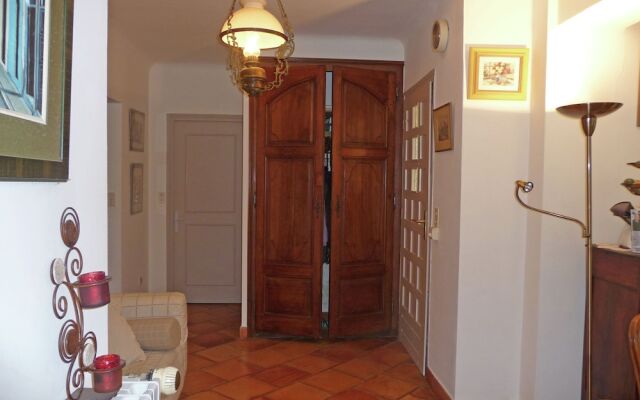 Attractive Holiday Home in Céreste With Swimming Pool