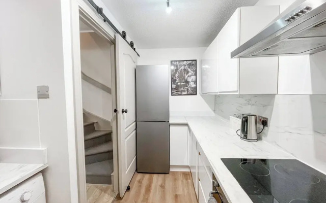 Entire 2 Bedroom House 7m To Station