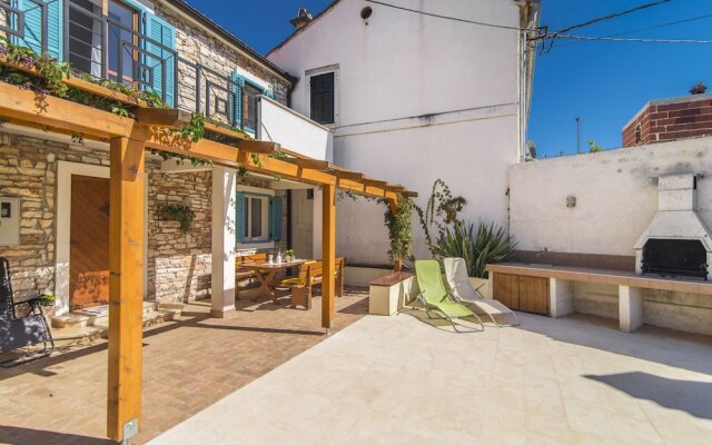 Charming stone house on a walking distance from the beach