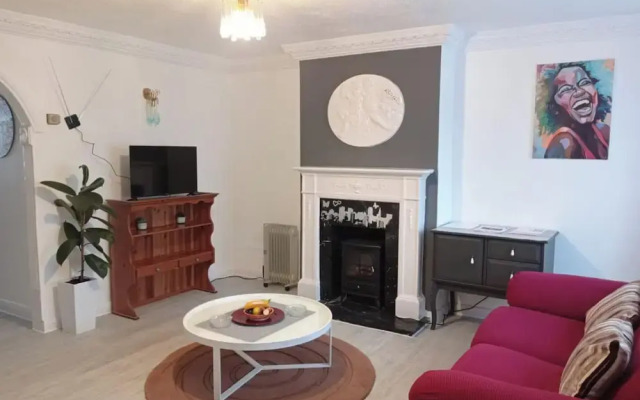 House - Sleeps 8 - Garden - Parking